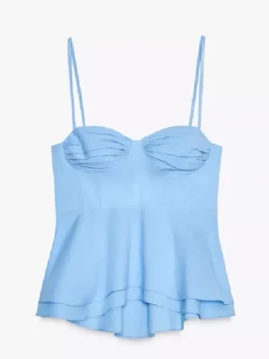 Ljusblå peplum linnetopp - Supersöt ljusblå linnetopp med smala axelband och peplumvolang nertill. Toppen har veckade detaljer över bysten och en figurnära passform upptill som blir utsvängd nedtill. Perfekt för sommarens alla tillfällen!