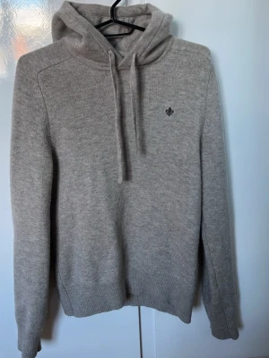 Stickad Hoodie Morris  - Eftertraktad Stickad 100% merinoull från Morris, priset kan diskuteras! Inprincip helt ny använt den ett fåtal gånger. Inga defekter! Nypris 1999