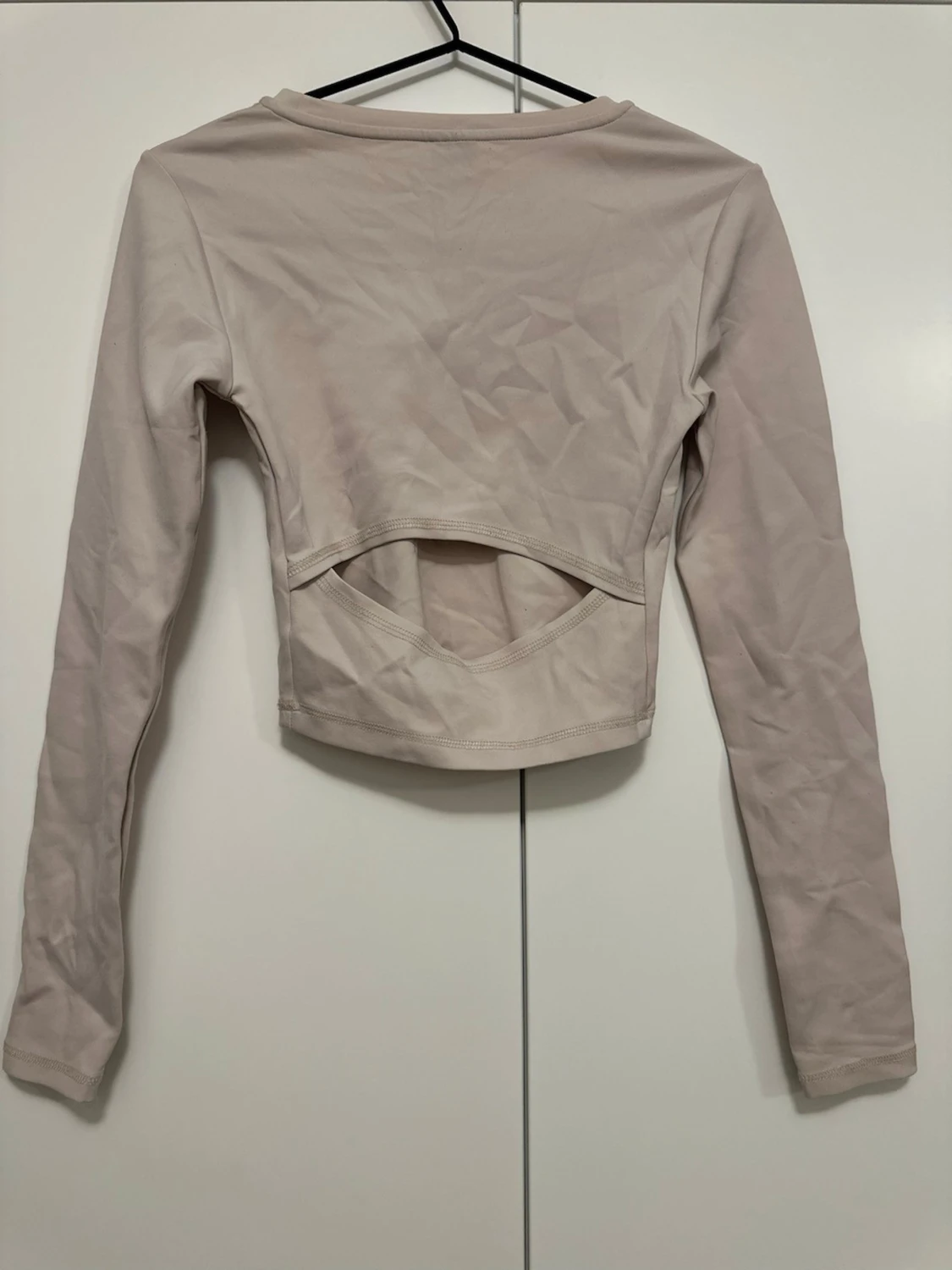 Träningstopp med cut-out – Gina Tricot - 1