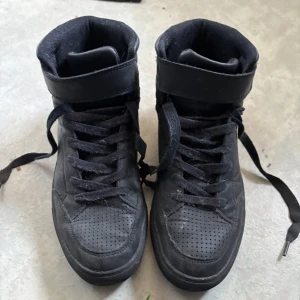 säljer ett par svarta skor från zalando - Hej säljer ett par svarta snygga skor med snöre och kardborre från Zalando vet inte om de är något märke, har använt dem en gång dem har bara stått i mitt rum i två tre år eftersom jag inte ville ha dem längre för de är för små, inga märken eller så, storlek 39, köpt för 500. vill helst bli av med dem så snart som möjligt