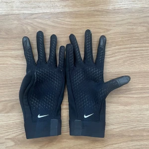 Svarta fotbollshandskar - Säljer ett par svarta fotbollshandskar från Nike som är i väldigt bra skick!