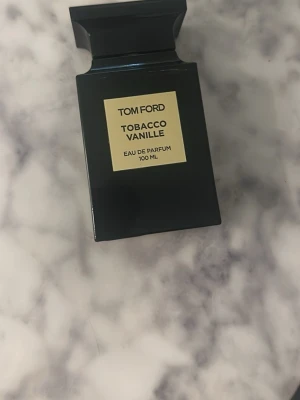 Tom Ford parfym - Tobacco vanille 100ml - Säljer min parfym från Tom Ford i doft Tobacco vanille, 100ml. Unisex doft som därmed passar både män och kvinnor. Inköpt på NK Göteborg. Se sista bild för hur mycket som är kvar i flaskan. Originallåda medföljer. Ute på fler sidor så skriv innan köp. Säljs billigt då kvitto saknas. 