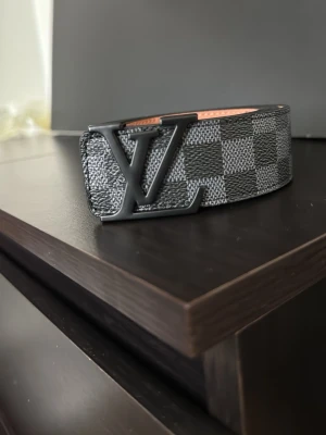 Bälte - 1 bälte 270 KR. 2 bälte 450 KR. 3 Bälten 650