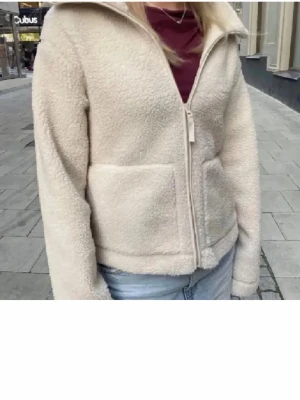 Populär h&m teddy jacka - I xs populär from h&m nästan aldrig använd💕