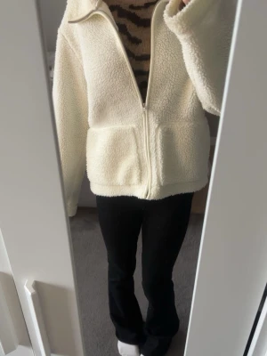 Vit teddyjacka - Säljer en vit teddyjacka från lager 157 i storlek M.💕