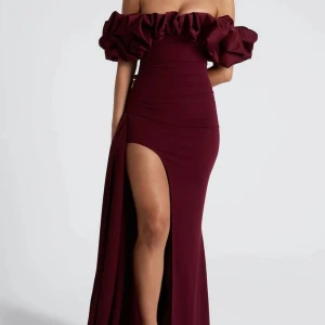 Balklänning vinröd   - Skriv till mig för fler bilder och pister får alltid att diskutera😊Ny pris:1820kr 