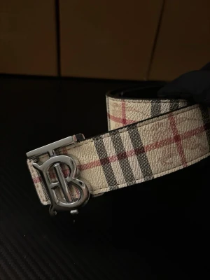 Burberry bälte - Helt ny fortfarande inplastad borr medföljer också.