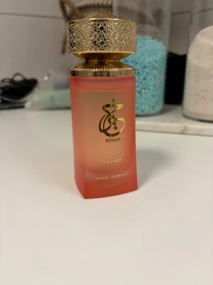 Khair Fusion Paris Corner parfym - Upptäck Khair Fusion från Paris Corner – en parfym med unik design och lyxig känsla. Perfekt för dig som vill sticka ut och addera en exklusiv touch till din stil.