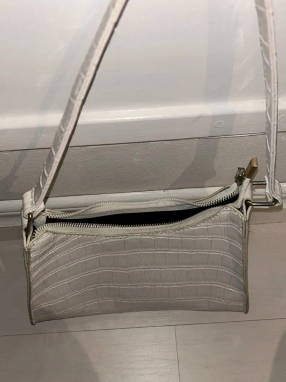 Vit axelväska i croco-mönster - 1