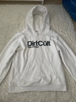 Hoodie, dirtcult, storlek L - Vit Dirtcult hoodie storlek L men känns som en M, okej skick 