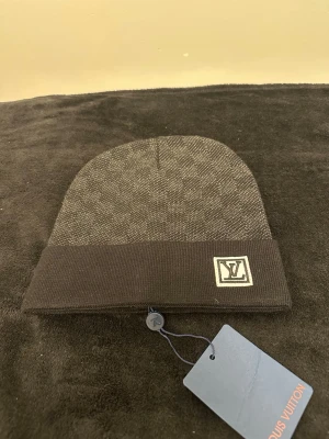 Två  mössor  valfri  - Hej 