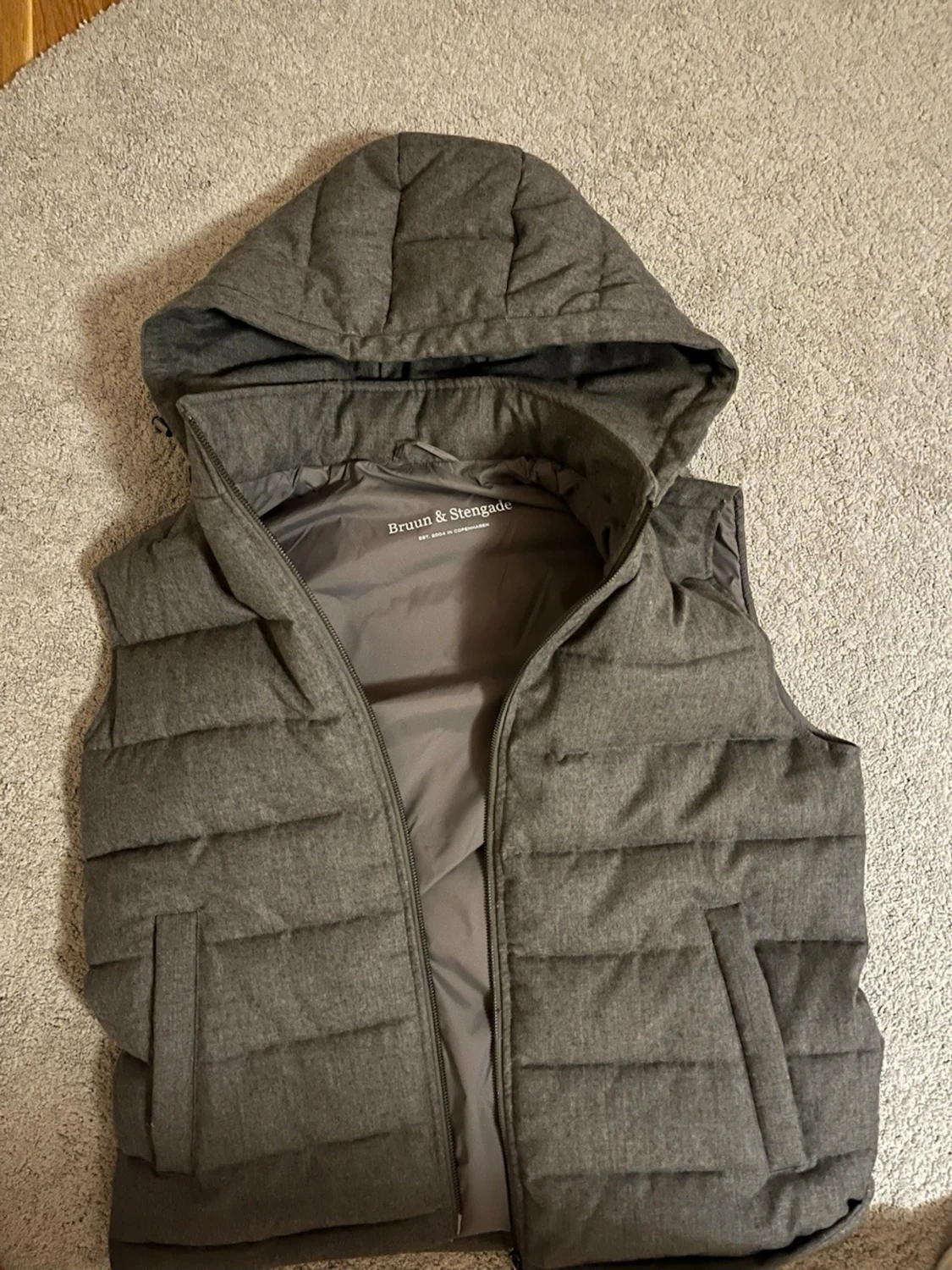 Grå quiltad dunväst från Bruun & Stengade - 1