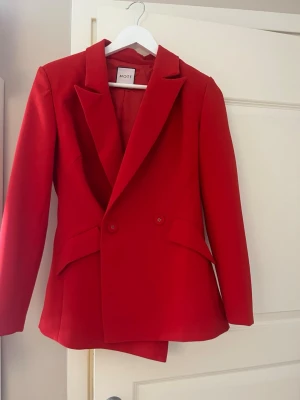 Röd kavaj - Snygg röd kavaj från MOTF i storlek S. Använt en gång ❤️