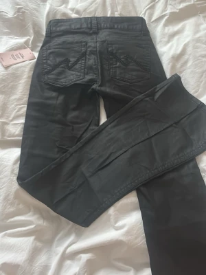 Svarta bootcut-byxor från Nelly - säljer mina skinnbyxor från nelly storlek xs. aldrig använt pågrund av fel storlek som inte fick skickas tillbaka pågrund av för lång väntetid💓