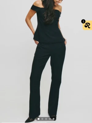 Svarta kostymbyxor med bootcut - Virala kostymbyxor från Bikbok! Dom är i bra skick och har endast användes få gånger. Ljuset får dom att se bruna ut men dom är svarta! Pris kan diskuteras och be om fler bilder om det önskas! 