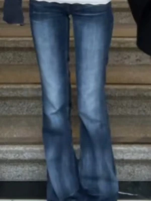 Blå lågmidjade bootcut jeans - Lågmidjade blå bootcut jeans ifrån cheap monday i storlek 24/32. Dom är lite för långa för mig så dom är lite slitna där bak men de är inget man tänker på när man har på sig dom. Pris kan diskuteras🩷