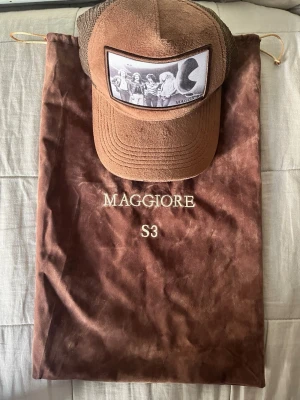 MAGGIORE keps  - Säljer en snygg brun MAGGIORE keps. Motiv bandet Led Zeppelin, dustbag ingår. 