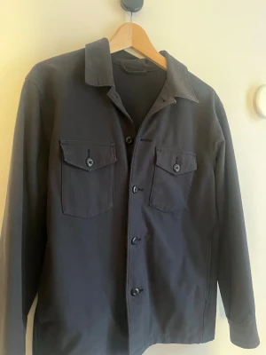 Overshirt från uniqlo  - Blå overshirt från uniqlo. Storlek: S men passar även M | skick: 8/10, väldigt bra skick, inte använd alls mycket | pris: köptes för 700, säljer för 150🤩🙌