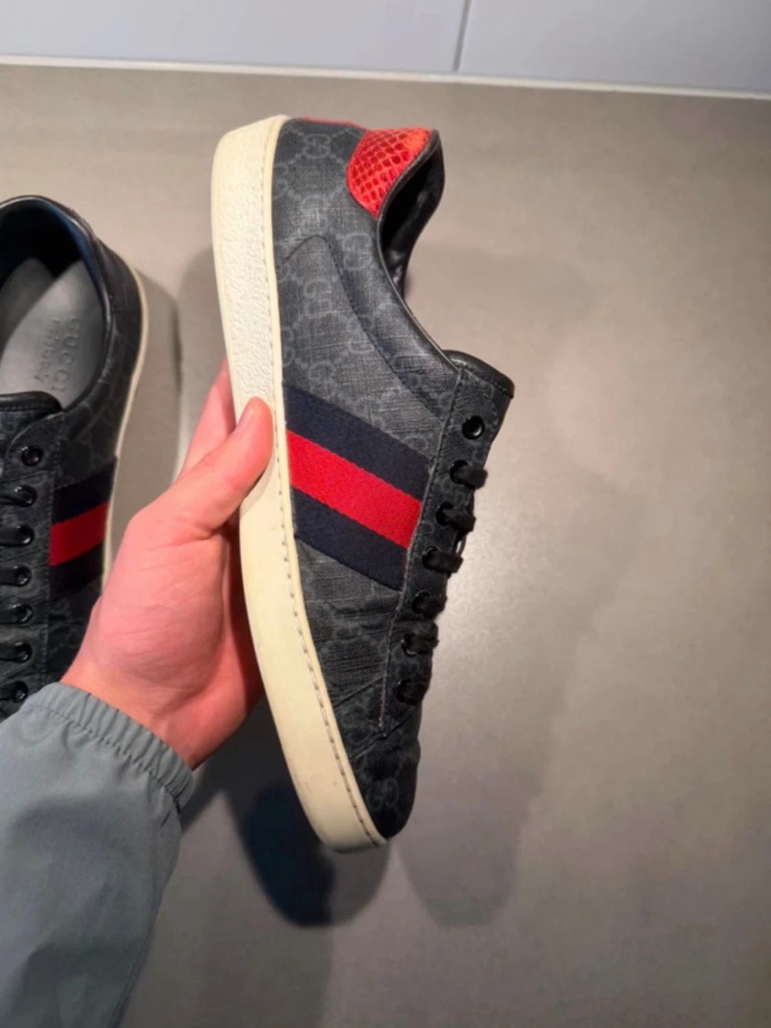 Gucci sneakers med röd och blå detalj - 3