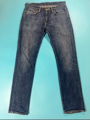 Levi's blå jeans straight fit - Snygga  Levi's straight fit med Vintege blå färg. Byxorna är använda men i bra skick. Storlek 31/32 tveka inte att fråga vid vidare funderingar!