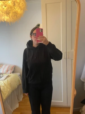 Svart weekday hoodie med snören - Super skön och luftig hoodie som passar till allt! Storlek S men ganska stor i storleken, snarare sagt storlek M. 