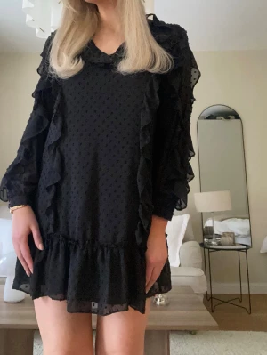 Volangklänning  - Superfin klänning med volanger från Zara💓Prislapp kvar och skärp tillkommer! Storlek S 