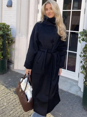 Lång kappa  - Lång kappa från Nelly i svart färg (första bildens färg) med prislappen kvar. Aldrig använd!!🫶🫶