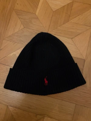 Ralph lauren mössa - Fint skick, använd ett fåtal gånger!  Tveka inte över att höra av dig om du har frågor eller undrar något :)