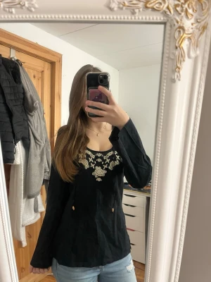 Vintage blus  - Unik Vintage blus. Passar mig som har Xs/S i tröjor och blusar. Broderingen har små defekter, inget som märks direkt men kolla in bild 6. 
