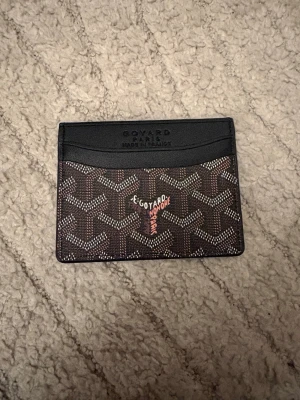 Korthållare  - Skön svart/brun korthållare från märket G.O.Y.A.R.D