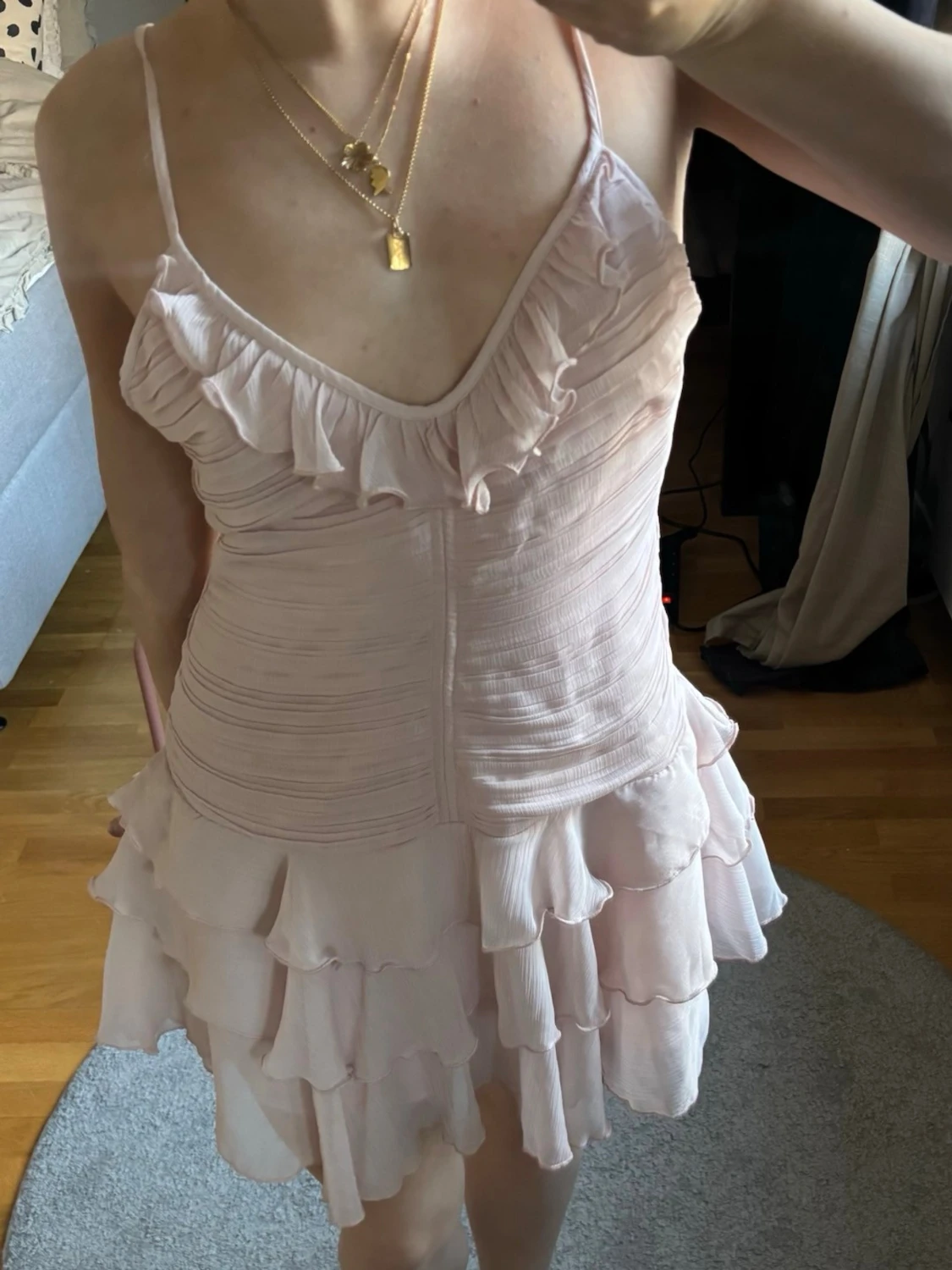 Ljusrosa volangklänning - 1