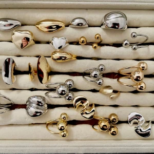 Massa nya ringar i lager!(styck pris) - Massa nya ringar i lager!! Ringarna är guld/silver pläterade och är justerbara vilket innebär att de passar alla! Skötselråd medföljer! Kontakta vid intresse av köp! 💓