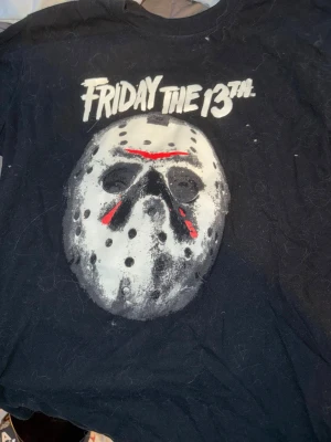 Fredag den 13 Vans tröja - En långärmad tröja ifrån Vans! Med ”halloween”/ fredag den 13 tema. Använt runt 3 gånger sen har den endast bara legat i garderoben. Den är väldigt lös när man har på sig den så skulle kunna säga att den mer sitter som en M än S. Storleken är då Small. Den kommer tvättas innan den fraktas, skriv vid intresse!