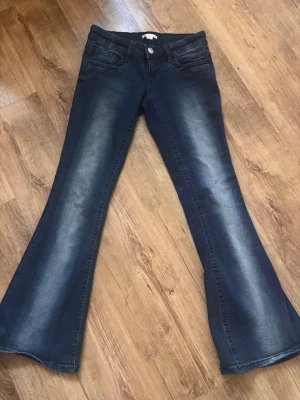 Bootcut jeans från Gina Tricot, S - Mörkblå bootcut jeans från Gina Tricot i storlek S. Ej använda! Pris kan diskuteras 