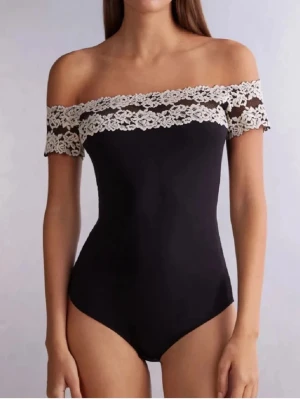 SÖKER Svart offshoulder body med spets från intimissimi - Söker nån av dessa i storlek Xs eller S!! Har ni någon som ni vill sälja så är det bara att hör av er! Skriv gärna hur mycket ni tänker att ni vill ha för den! Har ni en som ni inte är säkra på om ni vill sälja så skriv ändå så lägger jag ett bud!!💕