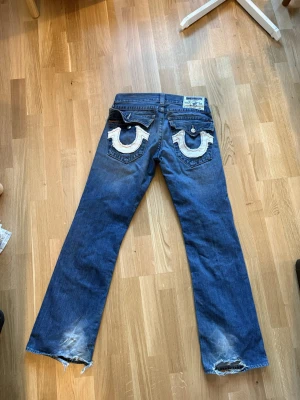 True Religion blå jeans - Säljer ett par blå jeans från True Religion i storlek 30. 