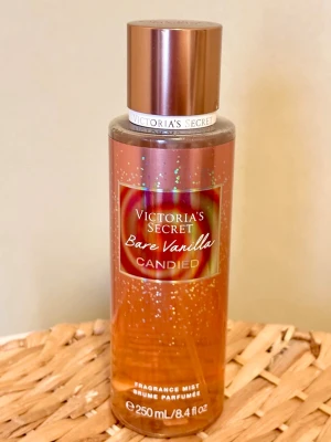 Victoria’s Secret Bare Vanilla Candied bodymist 250ml - Victoria’s Secret Bare Vanilla Candied bodymist, 250ml. Kvarvarande mängd syns på bild (markerad med svart streck). Givetvis förvarad mörkt och svalt.