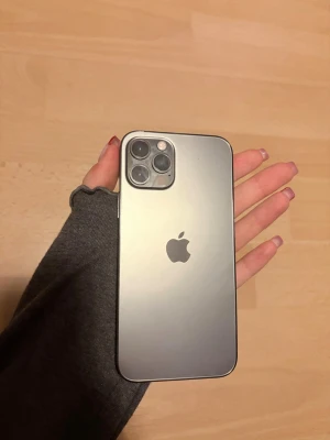 iPhone 12 Pro silver  - Snygg iPhone 12 Pro i silver med 256GB lagring. Skärmen har några mindre repor, men inget som syns annars är mobilen i gott skick och fullt fungerande. Flera skal medföljer! Kom gärna med pris förslag! 