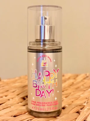 Bath & Body Works Happy Birthday Fine Fragrance Mist 75 ml - Bath & Body Works Happy Birthday Fine Fragrance Mist, 75  ml. Helt full vilket syns på bild (markerad med svart streck). Givetvis förvarad mörkt och svalt.