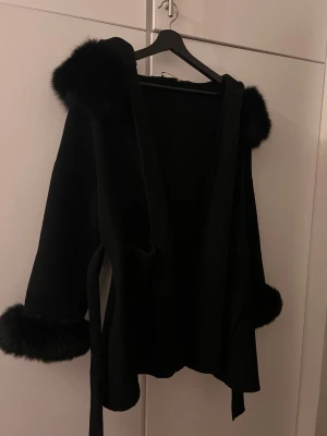 Svart kappa  - Svart kappa med päls, one size🫶🏽