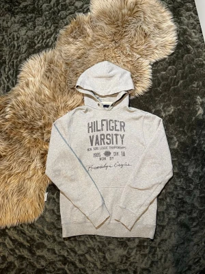 Hilfiger hoodie - Hej, säljer denna sjukt stilrena hoodien från Tommy Hilfiger storlek M, inga defekter hör av er vid minsta fundering//Eskil