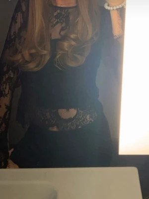 Spets tröja  - Jötte fin spets tröja från H&M. Jötte bra skick och använd väldigt få gånger. Stl 32. Kontakta mig vid fler frågor eller vid intresse!💕