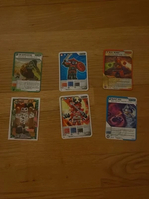 Ninjago tradingcards - Bilden visar sex samlarkort med olika trading Cards 
