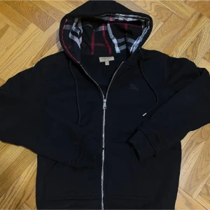 Burberry zip up svart - Använt några gånger säljer eftersom jag använder inte den längre.