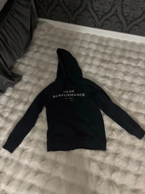 Peak performance hoodie - Säljer en peak performance hoddie mörkblå, den är använd men syns inte, den är i fint skick, storlek M  men pris kan diskuteras☺️