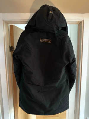 Svart vinterjacka  - Storlek: Large, använd fåtal gånger (mycket bra skick), PÄLS INGÅR! 