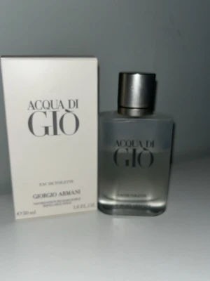 Acqua di Giò Eau de Toilette - Fräsch och modern parfym med citrus, aromatiska och marina toner. Volym: 50 ml. Perfekt för dig som gillar en energisk och stilren känsla. 30 ml kvar ❤️