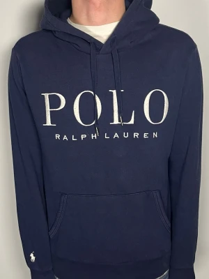 Ralph Lauren hoodie - Säljer en riktigt snygg och trendig Polo Ralph Lauren hoodie i fint skick, storlek M, vid frågor är det bara att skriva //Gramenti