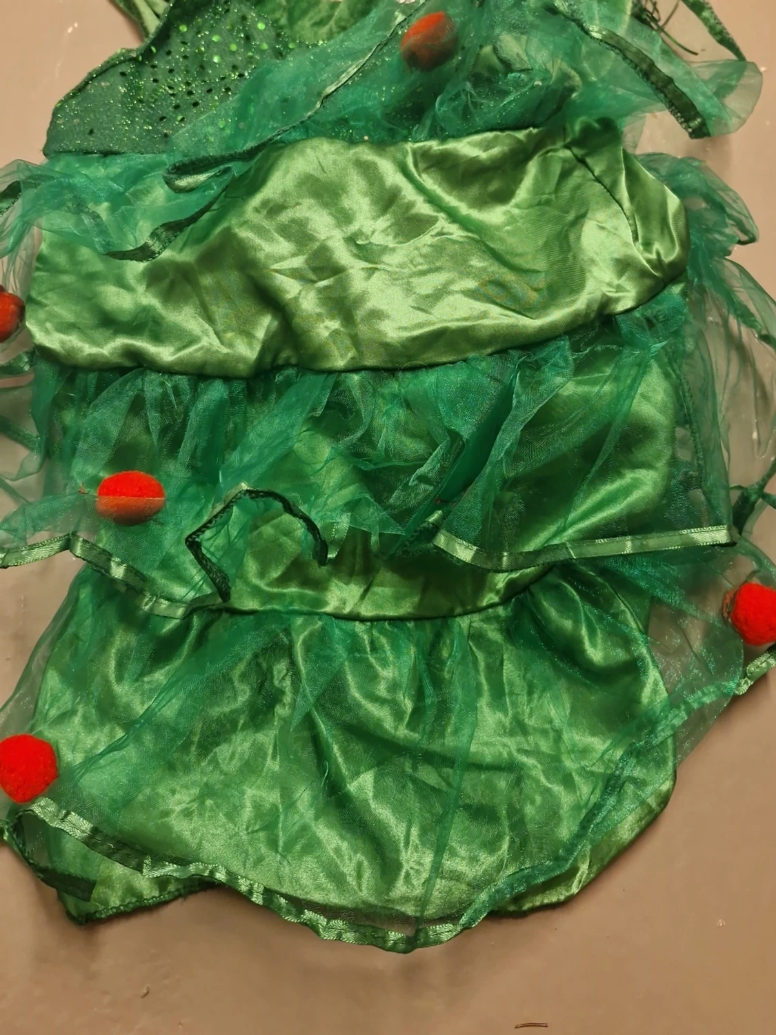 Grön julklänning med volanger - 1