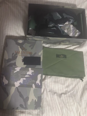 Valentino Garavani Rockrunner sneakers - Snygga Valentino Garavani Rockrunner sneakers i svart och grått med camouflage-mönster. Helt nya !